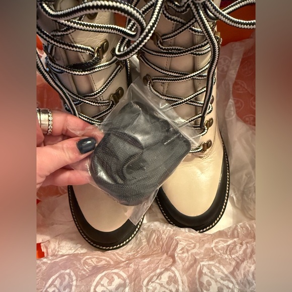 Tory Burch Ankle Boot Lug Sole Hiker NEW
Waxy Cow Leather w Box US 8 - Picture 14 of 16